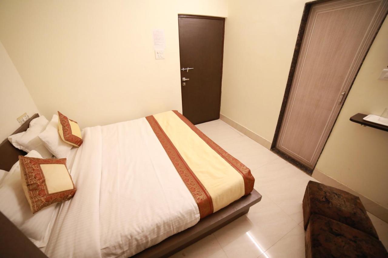 ורנאסי Oyo 16708 Sada Shiv Guest House מראה חיצוני תמונה